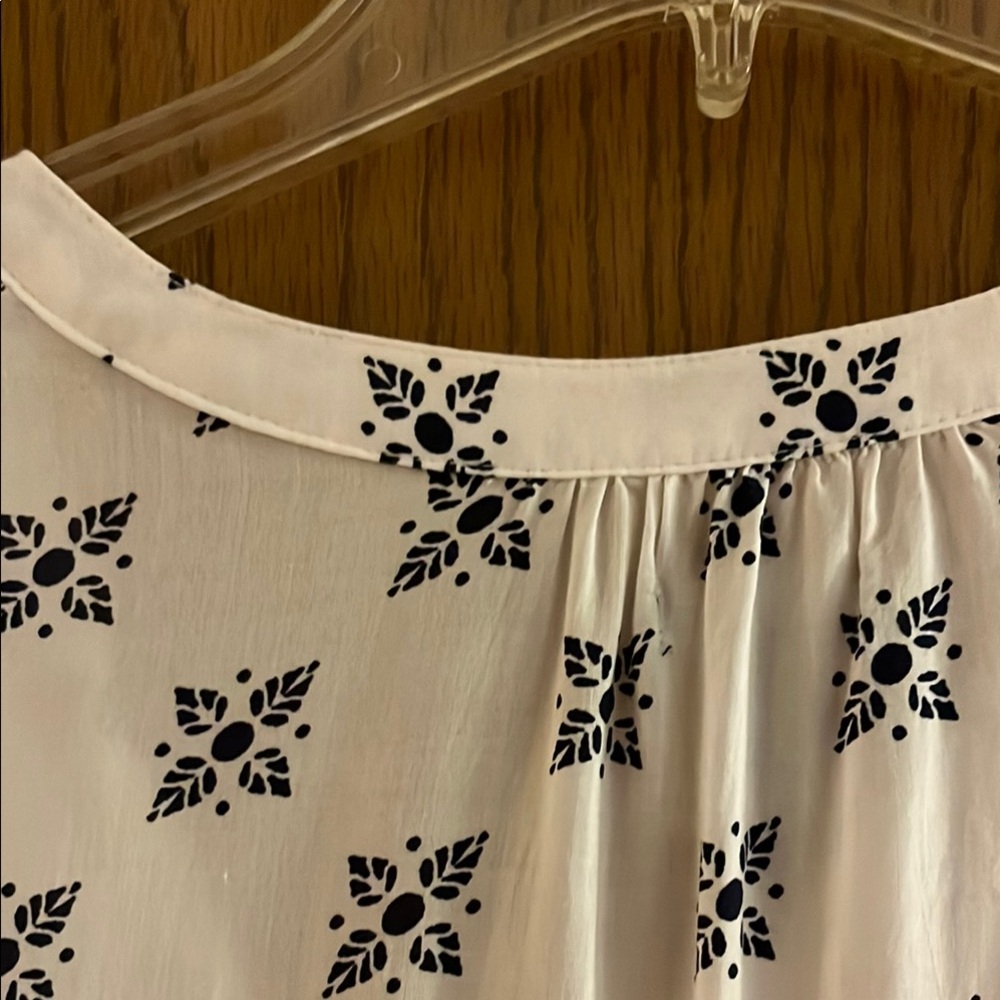 GAP White and Blue Flutter Sleeve Blouse - Picture 4 of 4